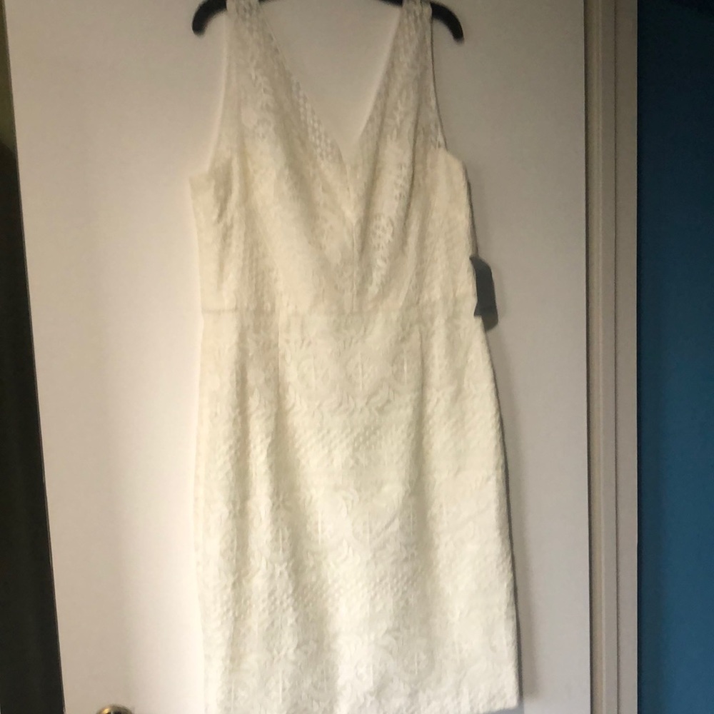 NWT Maggie London Vneck Sheath dress